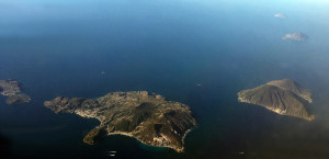 1920px-Isole_Eolie_dall'alto